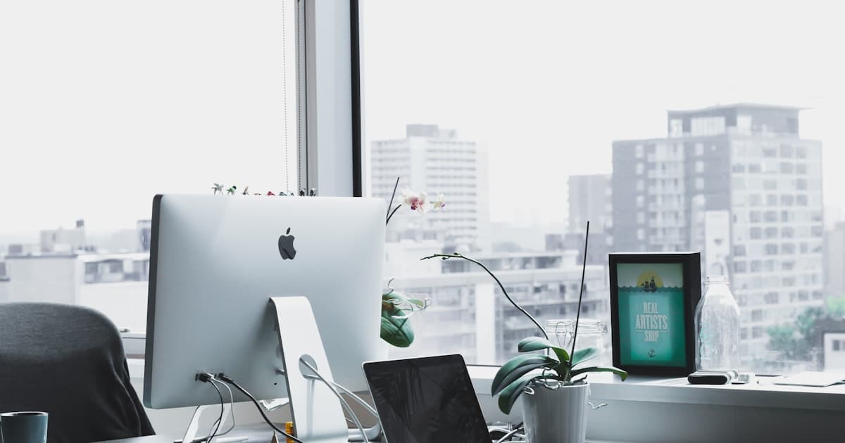 Kamu kurumunda çalışmayı simgeleyen modern ofis ortamı