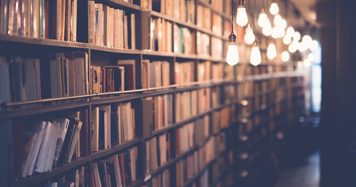 Açık bir kitap üzerinde Türkçe paragraf çalışması