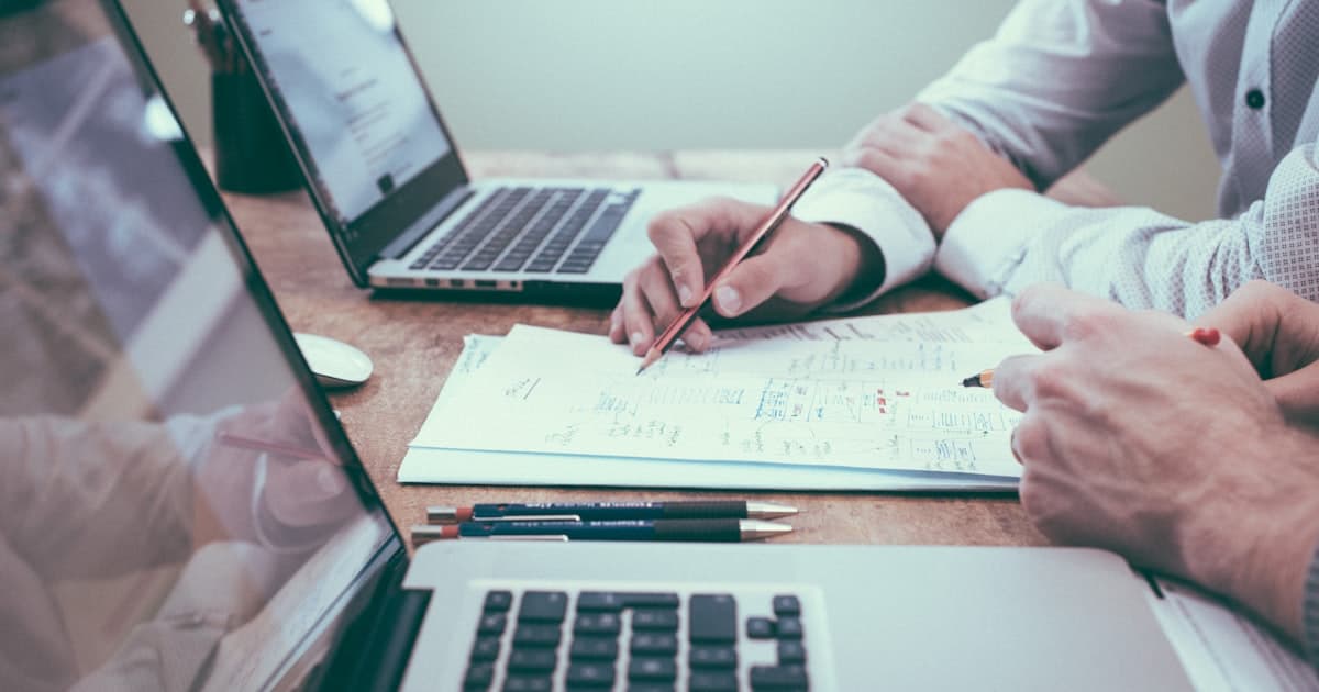 Bağımsız denetim toplantısında finansal tabloları inceleyen profesyoneller