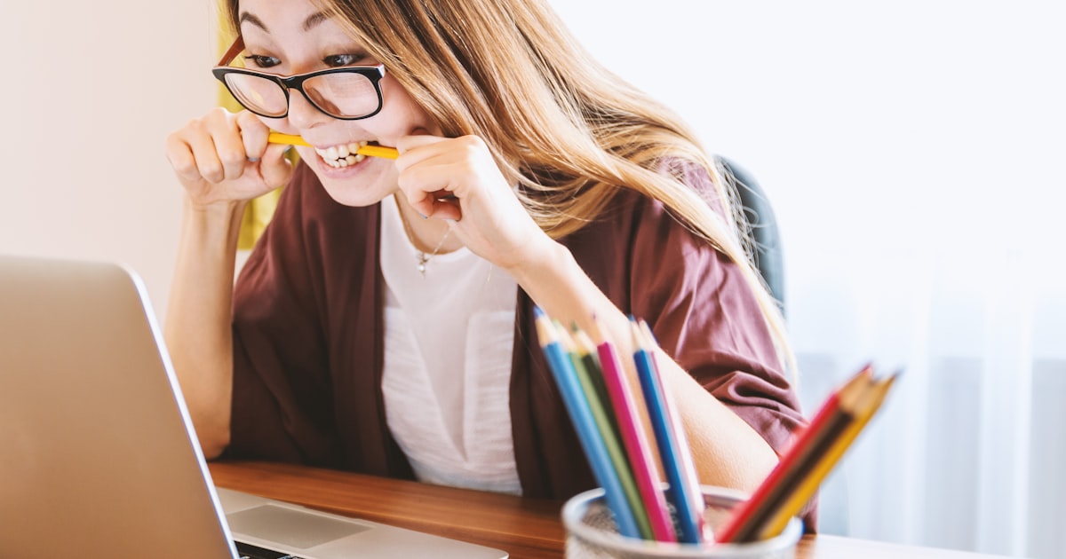 Kronometre, optik form ve deneme sınavı çözen bir aday