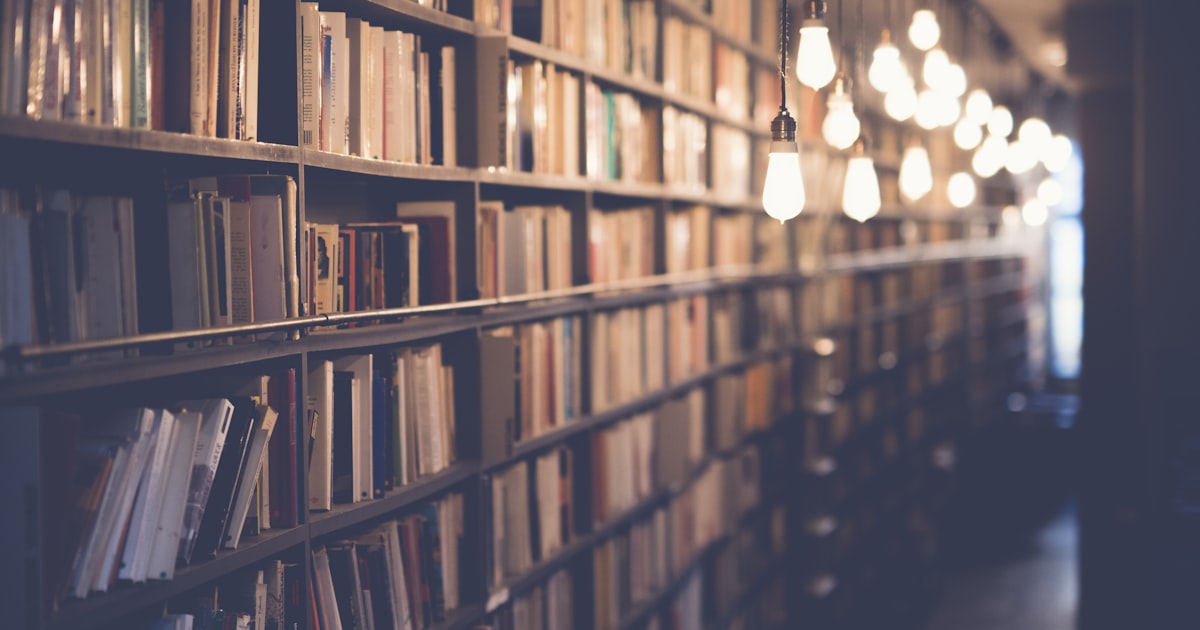 Açık bir kitap üzerinde Türkçe paragraf çalışması